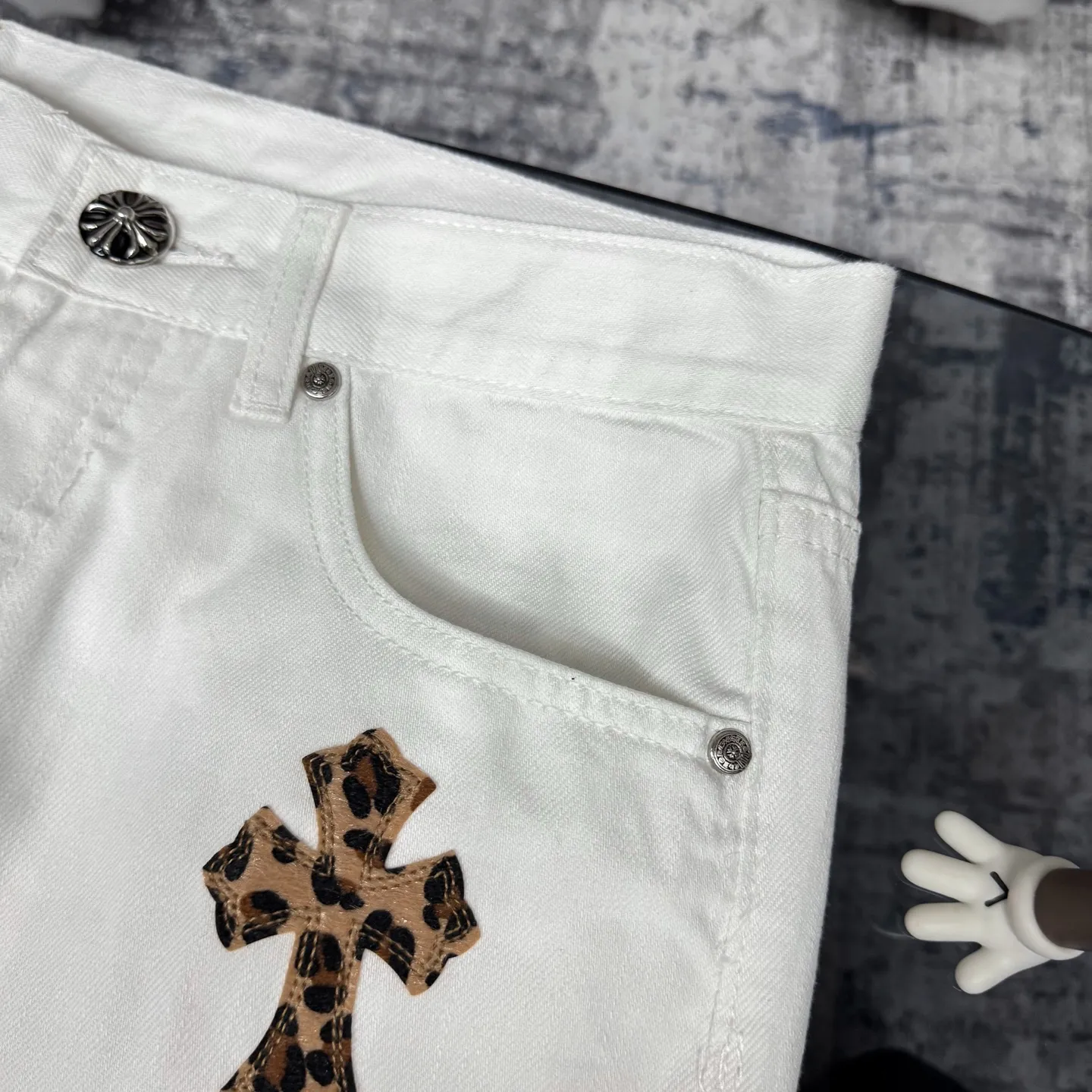 P250 Chrome Hearts｜CH Chrome Hearts 25SS high street jeans with leopard print and vintage graffiti paintings. Chrome Hearts are the most popular pants in color. Made of beaded canvas fabric, heavy washing makes the upper body of the fabric more textured and the pants are tall and straight! The three-dimensional cutting of the whole trousers is a masterpiece! The hardware is customized by zp. The beaded canvas fabric is thick and soft after being washed. It has good breathability. Customized small leather label. Unique design. The details are simple and elegant, and the workmanship is exquisite. The whole trousers are neatly routed and the details are in place! It’s so cool that both men and women can easily control the genderless trend! Color: White Size: 28 30 32 34